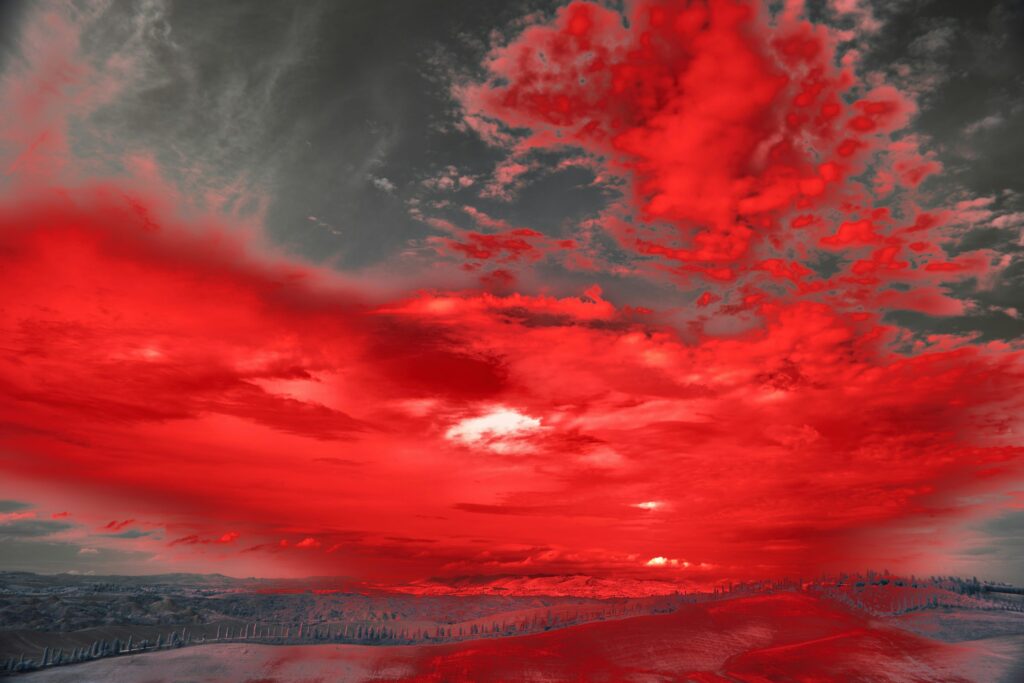 Una nube roja se refleja en un cuerpo de agua - Foto gratuita en Unsplash