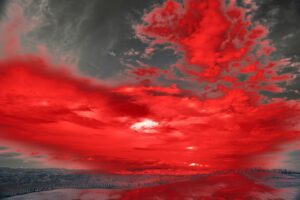 Una nube roja se refleja en un cuerpo de agua - Foto gratuita en Unsplash